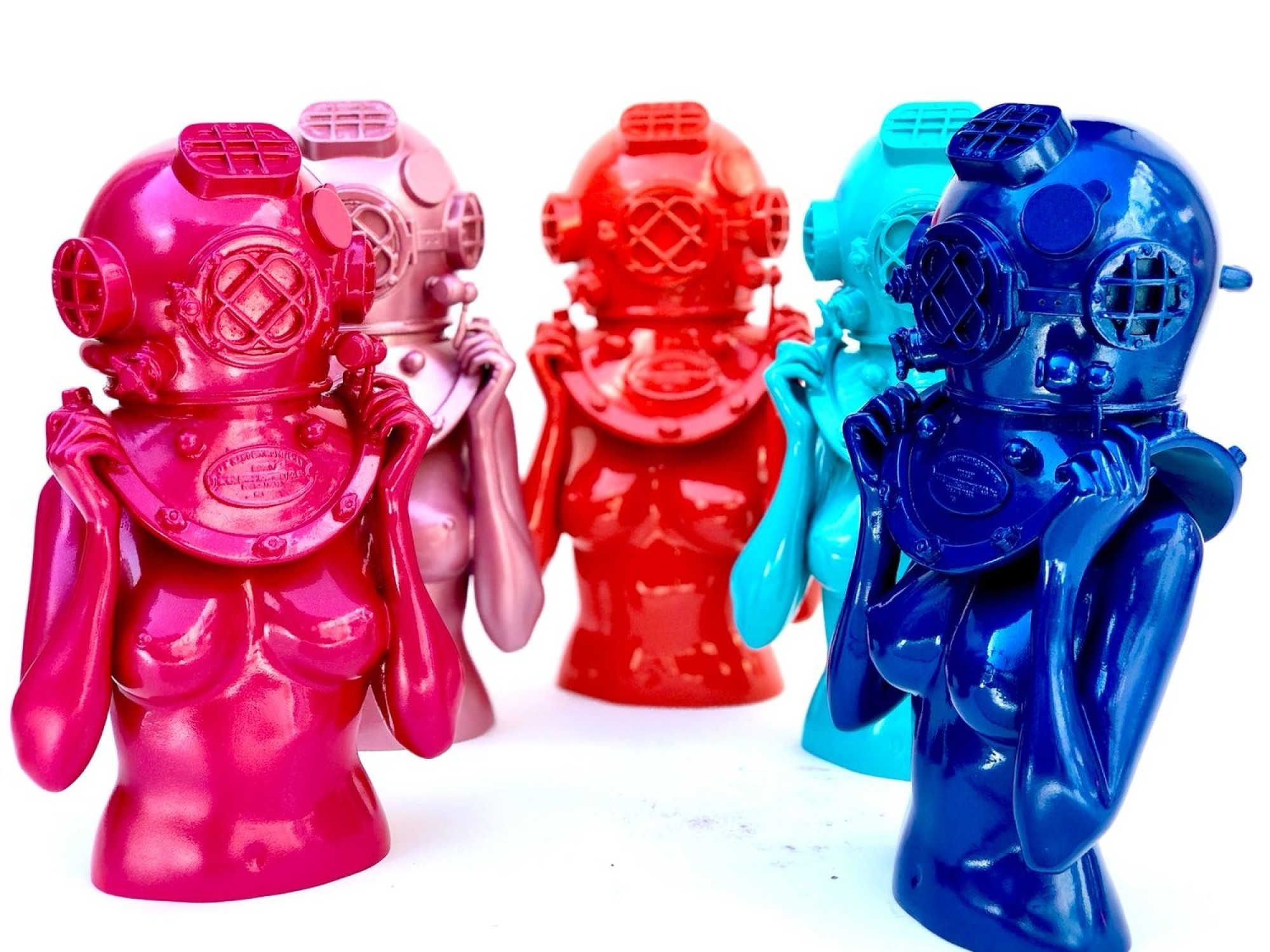 Resin statues of “Diver UP” title=