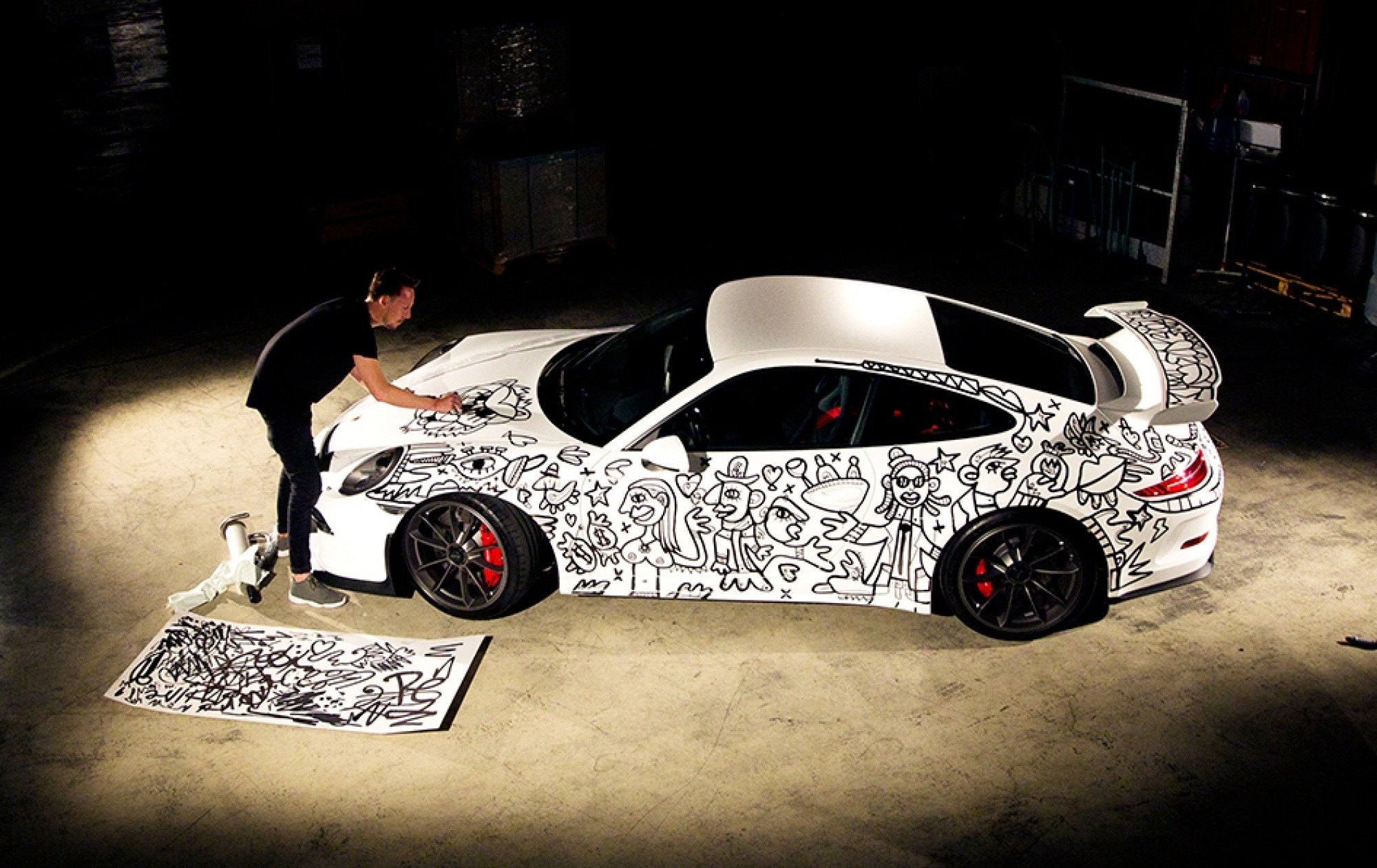 Artist Pablo Lücker never provides sketches for collaborations. He just starts drawing, letting his emotions determine whatever flows out spontaneously. Here, he is freely painting a Porsche, another collaboration with a luxury brand in his portfolio. title=